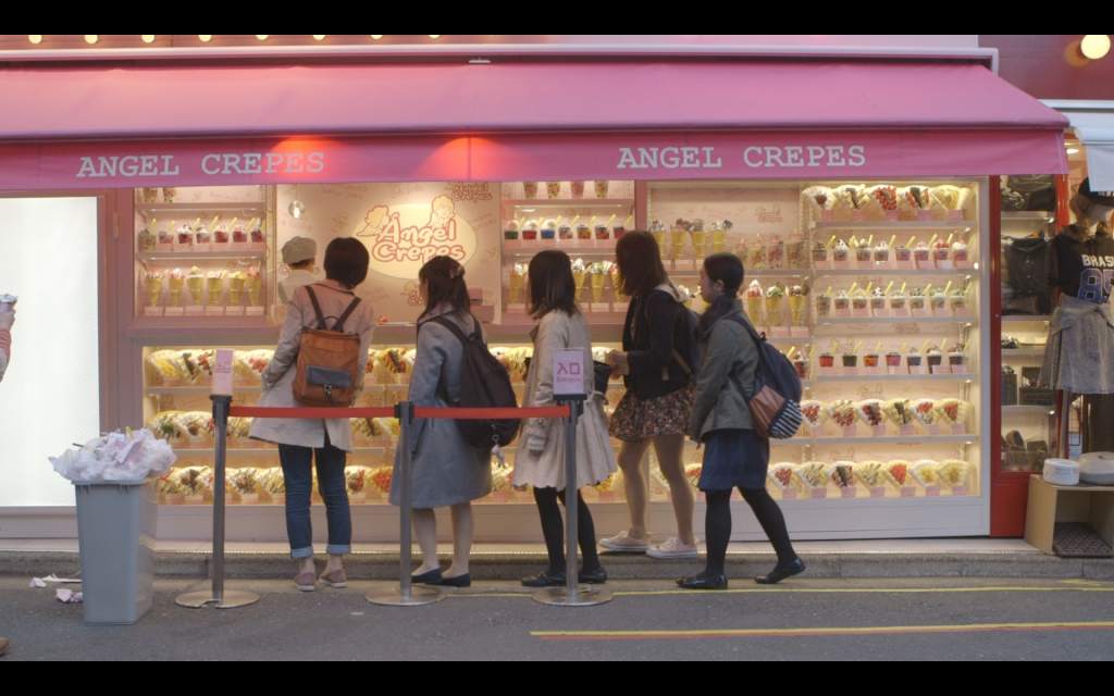 Dziewczyny kupuja nalesniki w miescie