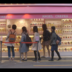 Dziewczyny kupuja nalesniki w miescie